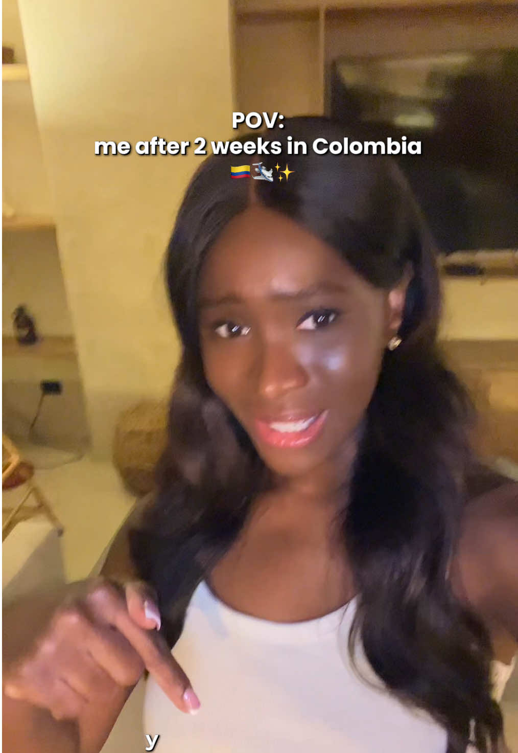 Dos semanas en Colombia y ya entiendo por qué todo el mundo se enamora de este país 😭💛💙❤️. Entre las arepas, el ajiaco, la forma en que la gente habla y la vibra tan linda que hay en cada esquina… ya no quiero irme 🥺🇨🇴. La energía de Medellín es diferente, la comida, la gente, la música, todo. Todavía estoy aprendiendo español pero la energía aquí me hace querer hablarlo todo el día 💬🌴 #colombia #medellin #paisa  #aprendiendoespañol  . . . (eng: I’m trying my best to learn Spanish and honestly I think Colombia has me in a chokehold 😭🇨🇴)