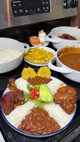 BANDERA DOMINICANA 🇩🇴🍛Plato tradicional, Yo le doy un 10/10 me encantó a todos nos encantó estaba delicioso #dominican #cooking #frijoles #foodtiktok #Recipe 
