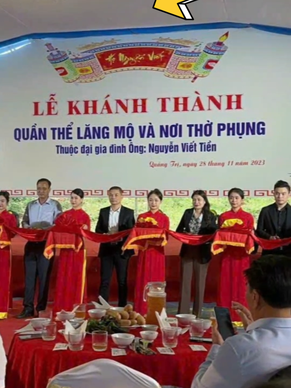 Trả lời @caxiemrachgia - Dạ đúng rồi, gốc Trung, nhưng mà là miền Trung Việt Nam ạ. Đây là Quần thể lăng mộ Dòng họ Nguyễn Viết ở Quảng Trị do chính Chủ tịch Sơn Hải xây lên, khánh thành vào năm 2023, Rất đẹp, rất hoành tráng, là cách nhớ đến Tổ tiên, ông bà và có nơi để con cháu tụ họp về thắp nhang cho Tiên tổ. Cái Tâm, cái Tầm của Chủ tịch ko hề đơn giản, nên mình khẳng định lại lần nữa Chủ tịch là gốc Miền Trung Việt Nam nhé. 😅#hoahaudothiha #dothiha #nguyenvietvuong #tapdoansonhai #chutichtapdoansonhai 