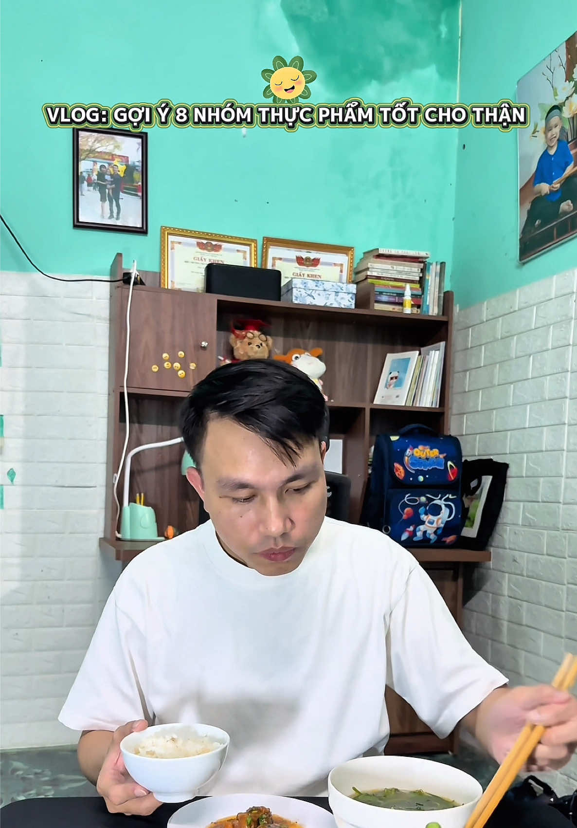 NGUYÊN TẮC ĂN UỐNG DÀNH CHO NGƯỜI BỆNH SUY THẬN ĐANG BẢO TỒN 	1.	HẠN CHẾ CHẤT ĐẠM (PROTEIN) 	•	Chỉ nên dùng 0,6 – 0,8g protein/kg cân nặng/ngày (khoảng 40–50g mỗi ngày đối với người 60kg). 	•	Ưu tiên đạm chất lượng cao từ thịt nạc, cá, trứng, sữa Nepro dành riêng cho người thận. 	•	Giảm đạm giúp giảm gánh lọc cho thận, làm chậm tiến triển suy thận. 	2.	GIỚI HẠN MUỐI (NATRI) 	•	Chỉ nên dùng < 2g natri/ngày (tương đương 4–5g muối ăn). 	•	Hạn chế đồ mắm, nước chấm, đồ đóng hộp, thức ăn nhanh. 	•	Giúp giảm phù, ổn định huyết áp và giảm gánh cho tim, thận. 	3.	KIỂM SOÁT LƯỢNG NƯỚC UỐNG 	•	Lượng nước = lượng nước tiểu trong ngày + 500ml. 	•	Tránh uống quá nhiều nếu có phù hoặc tiểu ít. 	•	Uống chia nhỏ, không uống dồn 1 lần. 	4.	HẠN CHẾ THỰC PHẨM GIÀU KALI, PHOTPHO 	•	Giảm chuối, cam, khoai lang, khoai tây, nước dừa, sữa bò tươi, phô mai, hải sản khô. 	•	Giúp tránh tăng kali máu, rối loạn nhịp tim. 	5.	DUY TRÌ CÂN NẶNG ỔN ĐỊNH – NĂNG LƯỢNG ĐỦ 	•	Nhu cầu năng lượng khoảng 30–35 kcal/kg cân nặng/ngày. 	•	Nếu ăn ít đạm thì cần tăng tinh bột, dầu thực vật, rau củ ít kali để đủ năng lượng. 	6.	ĂN NHẠT – NẤU TẠI NHÀ – TRÁNH THỨC ĂN CHẾ BIẾN SẴN 	•	Giúp kiểm soát muối, dầu mỡ, phụ gia, an toàn cho người bệnh. #foryou #suythan #LearnOnTikTok #tháica #Vlog 