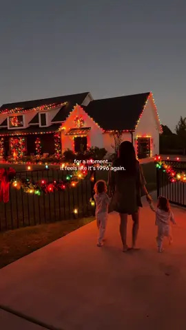 Take me back to where Christmas was full of family time and colorful lights 🥹😭🎄 #christmastok #christmasinspiration #myhome #goodolddays #90sthrowback 