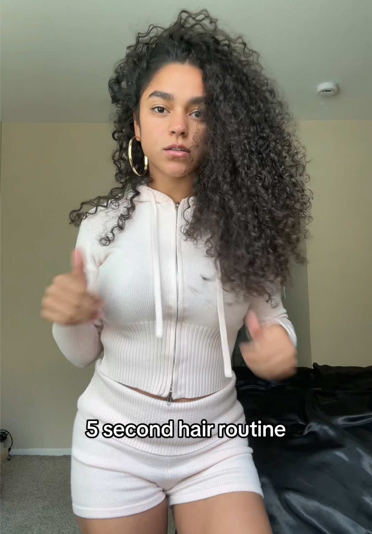 gimme like 5 seconds 🤭 #curlyhair #curlygirl 