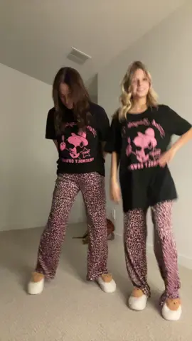 Why r we lowkey twins? #foryoupage #utah #momndaughter #viral #xyzbca 