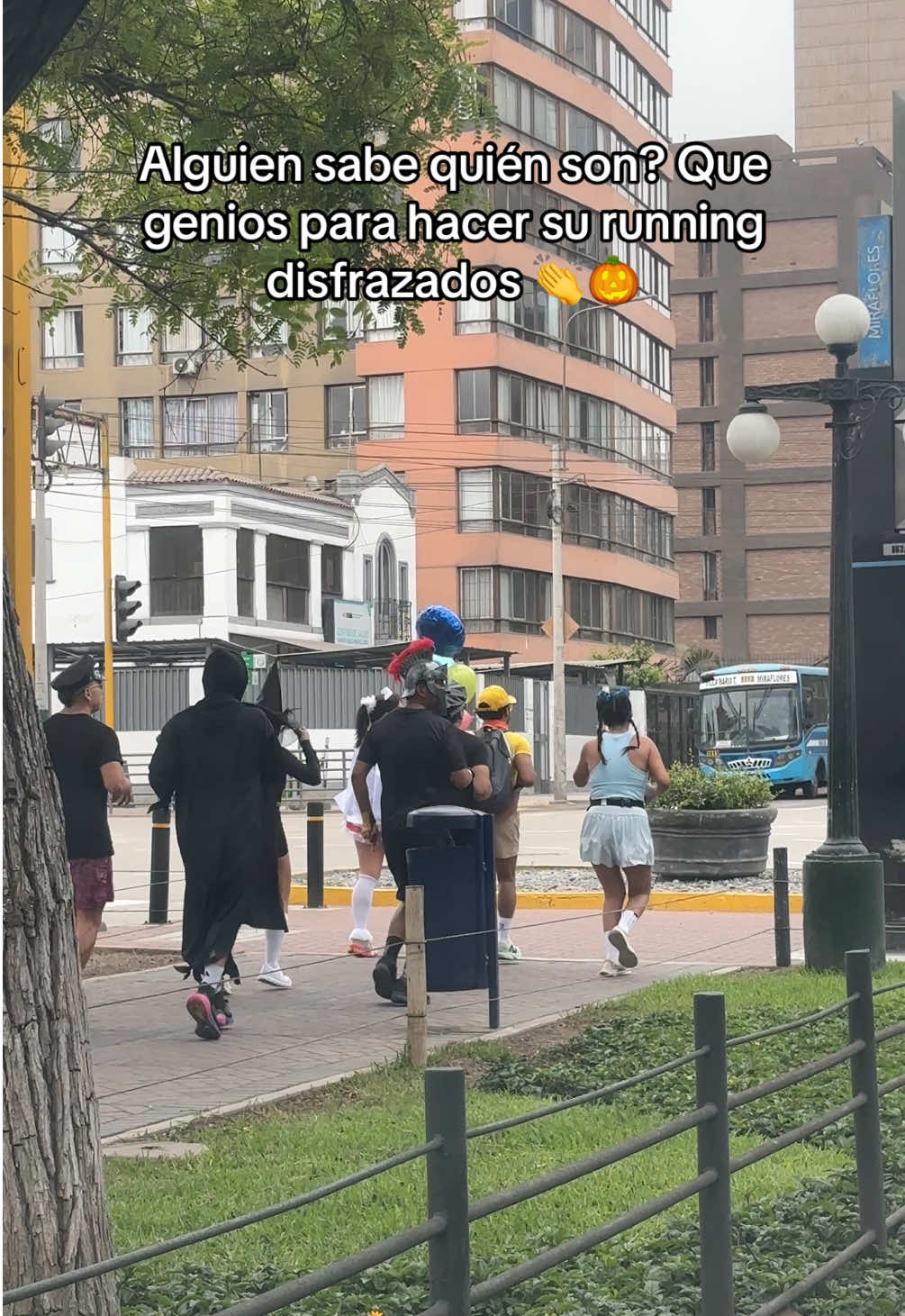 La vibra de Halloween se va sintiendo en el malecón 👻🎃 #halloween #Running #runtok #malecon #disfraz 