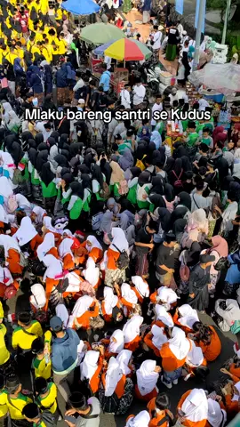 Mlaku bareng santri se kabupaten kudus #harisantri #harisantrinasional #santri #santriwati #kudus24jam 