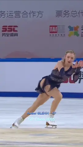 Amber Glenn se llevó la medalla de oro con un total de 214.78 puntos, tras un excelente programa libre de 141.74 puntos que la hizo remontar desde el tercer lugar. Abrió con un triple Axel impecable y completó cinco triples limpios, incluyendo una brillante secuencia triple loop–double Axel–double Axel. Solo tuvo un pequeño error en el flip–toe. A pesar de un dolor de cuello previo al programa, mostró gran fortaleza y se impuso por apenas 2.71 puntos sobre Alysa Liu. Con esta actuación, Glenn reafirma su posición como una de las patinadoras más sólidas del circuito rumbo a la Final del Grand Prix y la temporada olímpica. #figureskating #patinajeartistico #фигурноекатание #eeuu #amberglenn 