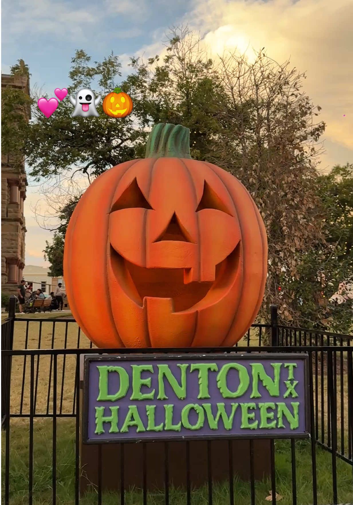 Boo-tiful night out in Denton 💕🎃👻🌸🍂 #fall #aesthetic #halloween #spookynight #dentontx 