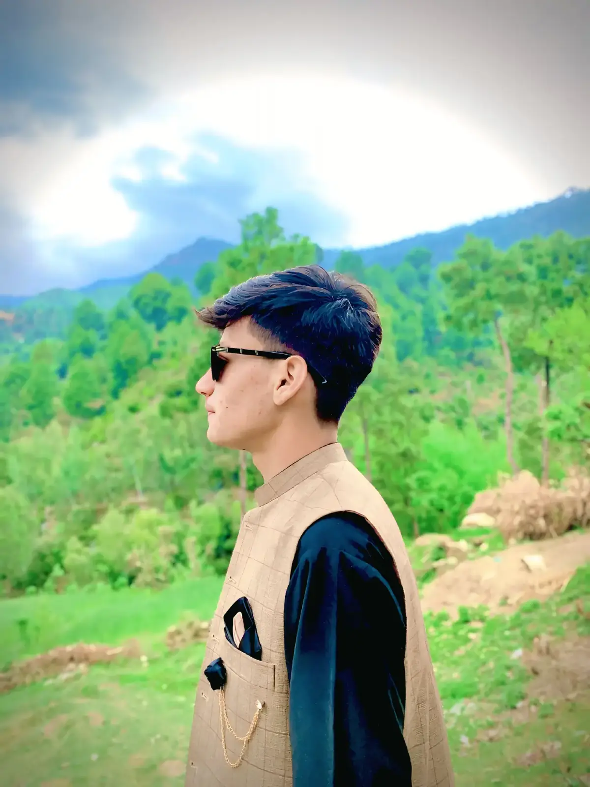 په څه مې له دې پورې غره ستاره راوړی وو یو پند مې د تمبو په تول ___________ ته لازراوړی وو دا نن چې یوه بیګله وه خزان روانه پرون سیندمې یو زلمی لک______ه بهار راوړی وو دا خومره قاصدونه دغی سپینې خامې رنګ کړل دې ډیر خو پۀ لسوتنې کېني خامار راوړی وو تر دېره مې په یاد د بنګرو شرنګ د ملنګ بنګ وو پۀ سترګو کې مې تول خمار راوړی وو د تیار د ښاڼستون____و ماذګر به پۀبڼې ورک شو لپ_____و کې مې چېنه چېلم چنار راوړی وو چې ځم لاس پۀ سینه ورم له یو مات زړۀ سره درومم یو روح زړۀ مې د کلی نۀ ت__________ر ښار راوړی وو#foryoupage❤️❤️ #republicadominicana🇩🇴 #100kviews✔️ @🪄⃝⃪🦋HABIB ULLAH🪄⃝⃪🦋 @BaBu jan @*⏤͟͟͞͞★͙≛͙⃝͙❀⃔ൢ᭄͢M.ASIF❀⃔ 