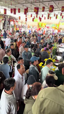 Mẹ Mẫu Tiền Giang ngày chủ nhật rất đông #memautiengiang #chuahunglong #medieutri
