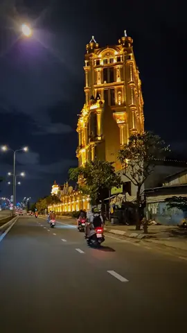 Sài Gòn cùng với mấy mùa xuân hạ thu đông trôi qua