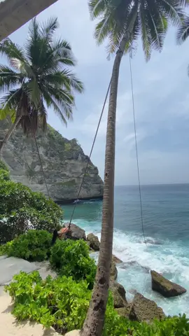 Swing in Diamond Beach 😍🍂🌊 @wonderful diamond beach #wonderfuldiamondbeach #fypdonggggggg #fyppppppppppppppppppppppp #fyp #nusapenida 