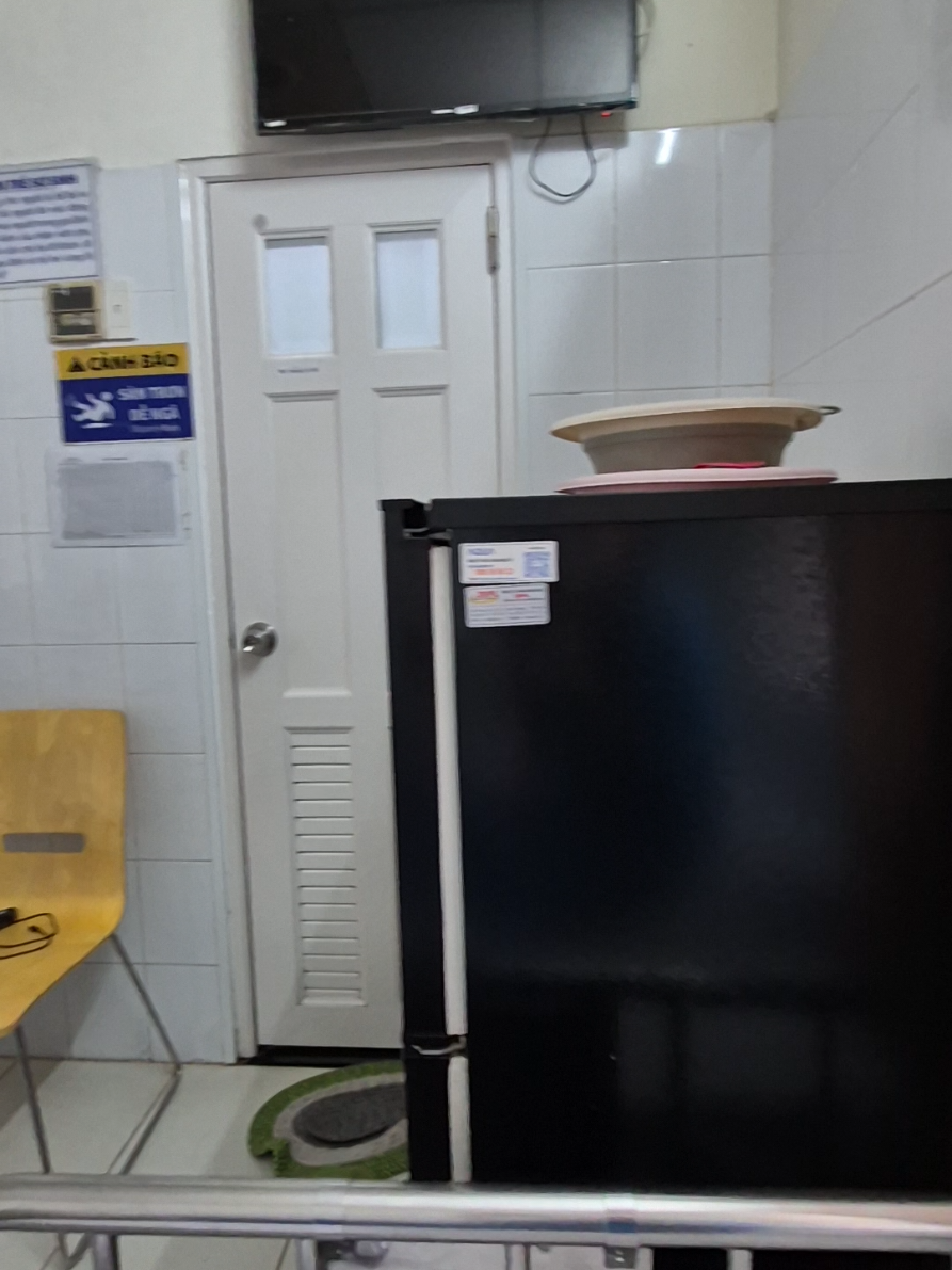 Phòng này mình thấy so với giá tiền là quá rẻ rồi nè. Tuy hơi nhỏ nhưng đầy đủ tiện nghi, thoải mái. Khu M chỉ có 1 phòng này có 1 giường thôi nè.  Tui ở ngày thứ 5 gòi. 2 ngày nữa mới được dìa.  Đặc biệt mấy chị điều dưỡng, nv bên này rất là dễ thương luôn á.  #benhvientudu  #phongdichvu 