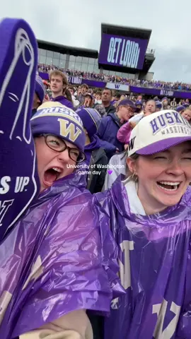Feeling remarkably patriotic I don’t even go here 🤸🏼‍♂️💜🐾 @claire deanna @helengracewhite_ #universityofwashington #uw #gameday #football #seattle 