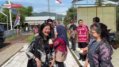 #KPK RI #DesaAntikorupsi #Tonsealama Tonsealama – Komisi Pemberantasan Korupsi Republik Indonesia (KPK RI) melaksanakan monitoring dan evaluasi (Monev) Hasil Penilaian Calon Percontohan Desa Antikorupsi di Desa Tonsealama, Kecamatan Tondano Utara, Kabupaten Minahasa, Provinsi Sulawesi Utara, Kamis (23/10/2025), pagi hingga siang hari di Balai Kemasyarakatan Desa. Kegiatan ini merupakan Program Desa Antikorupsi yang dilaksanakan oleh KPK RI, melalui Direktorat Pembinaan Peran Serta Masyarakat (Dit.Permas) sebagai upaya pencegahan dan pemberantasan korupsi, membangun budaya antikorupsi sampai di Desa Tim Penilai Desa Antikorupsi KPK RI dipimpin oleh Ibu.Desy Aryati Sulastri, Ibu.Herlina Jeane Aldian dan Bpk.Gerhard Hardul serta didampingi tim dari Inspektorat Provinsi Sulawesi Utara yang dipimpin oleh Drs.Decky Karongkong, selaku Inspektur Pembantu Wilayah IV, Sekretaris Dinas Kominfo Provinsi Sulut, Jhon F.Rembet, SH, M.Si, serta Tim Gabungan dari Provinsi Sulawesi Utara. Kegiatan diawali dengan doa bersama yang dipimpin oleh Ketua BPMJ GMIM Siloam Tonsealama, Pdt.Jeane R.A.Puiri, M.Th Mewakili Bupati Minahasa, Robby Dondokambey, S.Si, MAP, Inspektur Daerah Kabupaten Minahasa Drs.Moudy Lontaan, S.Sos., menyampaikan apresiasi kepada KPK RI atas perhatian dan pembinaan kepada Desa Tonsea Lama. “Pemerintah Kabupaten Minahasa berkomitmen memperkuat Tata Kelola Pemerintahan Desa yang transparan, akuntabel, bebas dari praktik korupsi, dan membudayakan nilai-nilai antikorupsi di Desa. Kegiatan ini sangat bermakna dalam tugas-tugas pemerintahan. Dan karenanya kami mengharapkan nilai yang terbaik.” ujar Lontaan. Sementara itu KPK RI, dalam sambutan yang disampaikan Desy Artyanth Sulastri, menegaskan bahwa kegiatan monitoring dan evaluasi ini bertujuan memastikan nilai-nilai antikorupsi benar-benar diterapkan dalam sistem dan budaya kerja pemerintahan desa, “KPK berharap Desa Tonsea Lama menjadi contoh nyata bagi desa-desa lainnya, bagaimana Tata Kelola Pemerintah Desa, Pengawasan, Pelayanan Publik, Partisipasi Masyarakat dan Kearifan Lokal dapat berjalan dengan transparan, partisipatif, dan berintegritas. Kami berharap Desa bukan hanya penerima program, tetapi menjadi pelaku utama dalam pencegahan dan pemberantasan korupsi melalui inovasi dan keterbukaan informasi layanan publik,” ujarnya. Hukum Tua Desa Tonsealama, Estefanus Dimpudus, A.Md pada sesi pemaparan pemenuhan komponen dan indikator Desa Antikorupsi juga mengatakan bahwa sesungguhnya “Berantas Korupsi, Kita Bisa!” dan Pemerintahan Desa sebagai garda terdepan menuju Indonesia Maju akan bekerja semaksimalnya untuk mewujudkan Pemerintah Desa yang bersih dari tindak pidana korupsi dan berintegritas Indonesia. “Koreksi dan kritik, akan kami terima dan perbaikan akan kami laksanakan dengan sebaik-baiknya. Komitmen kami adalah, memujudkan Pemerintah Desa Tonsealama yang bersih, transparan dan akuntabel, tidak melakukan gratifikasi dan suap, serta mengutamakan kepentingan masyarakat diatas kepentingan pribadi dan/atau golongan.” ujar Estefanus “Akhirnya, perkenankanlah kami menyampaikan apresiasi dan penghargaan yang tinggi serta ucapan terima kasih kepada Komisi Pemberantasan Korupsi Republik Indonesia (KPK RI), Pemerintah Provinsi Sulawesi Utara, Pemerintah Kabupaten Minahasa dan kepada semua pihak yang terus memberi dorongan dan dukungan penuh kepada Pemerintah Desa Tonsealama.  Harapan kami, semoga apa yang disajikan berkenan diterima oleh Bapak – Ibu Tim Penilai, dan Desa Tonsealama di Tahun 2025 ini, kiranya boleh memperoleh “Predikat Istimewa” menjadi Percontohan Desa Antikorupsi.” kata Estefanus menutup sesi pemaparan. Kegiatan dilanjutkan dengan sesi dialog interaktif antara Tim KPK RI dengan Pemerintah Desa, BPD, Tokoh Masyarakat, Tokoh Agama, Tokoh Perempuan, Tokoh Pemuda, Penyedia/Rekanan, dan BUMDesa, yang dipandu oleh moderator, Dinna Kalalo, SE. Termasuk melakukan pemerikasaan dokumen dan penijauan lapangan atau ke lokasi pelaksanaan pekerjaan fisik di Desa Tonsealama.