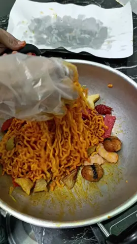 ကိုရီးယားspicyခေါက်ဆွဲတွေကိုလွမ်းနေလို့ Budget versionလေးအဖြစ်တစ်ဖြတ် 🥲🫶🏻  #spicyfood #ultra #noodles #fyp #Foodie 