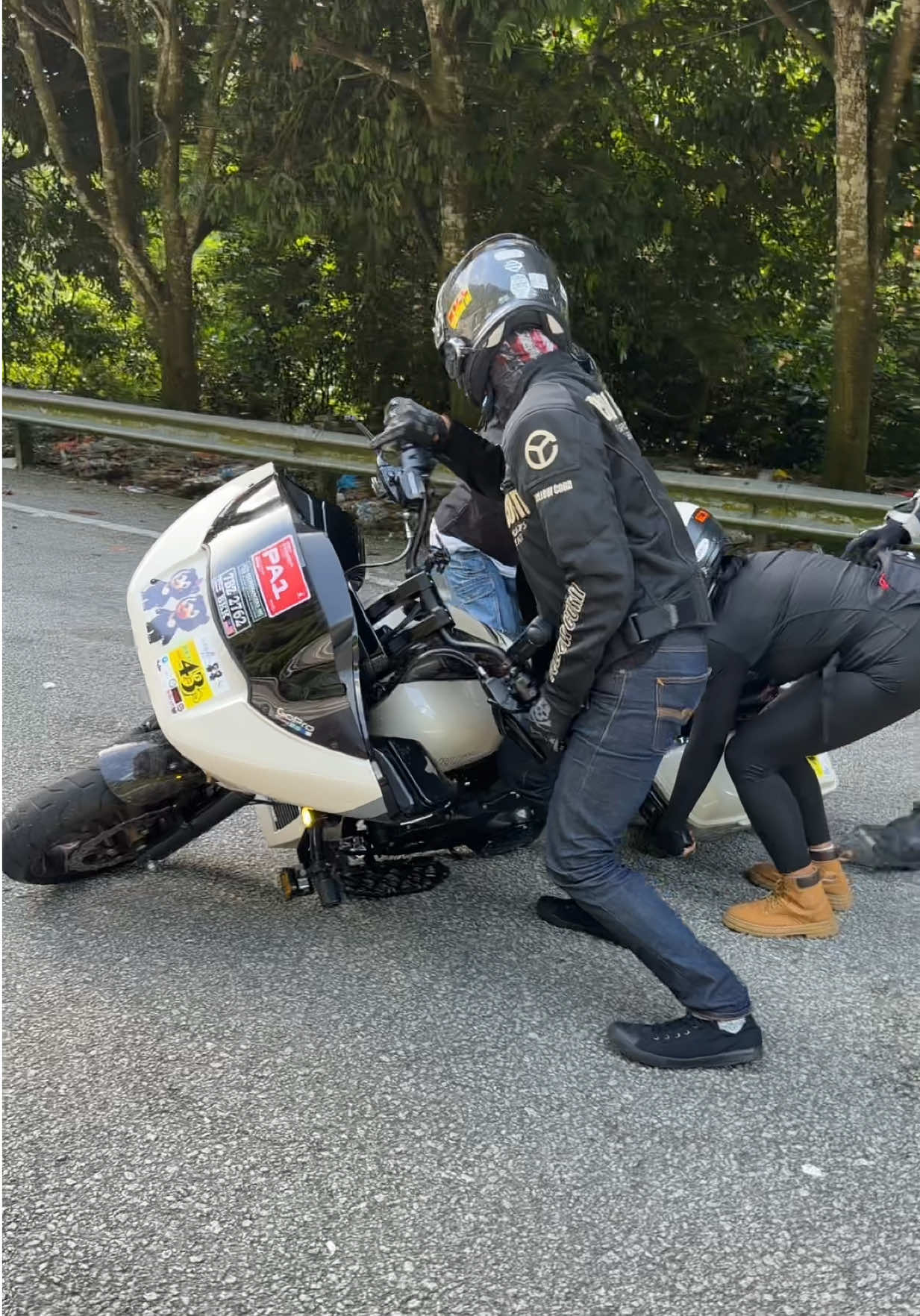 ก็สดใสอยู่ดีๆ .. จนมาอยาก กินกา 😢แฟบนเขา   #harleydavidson #มาเลเซีย #รถล้ม