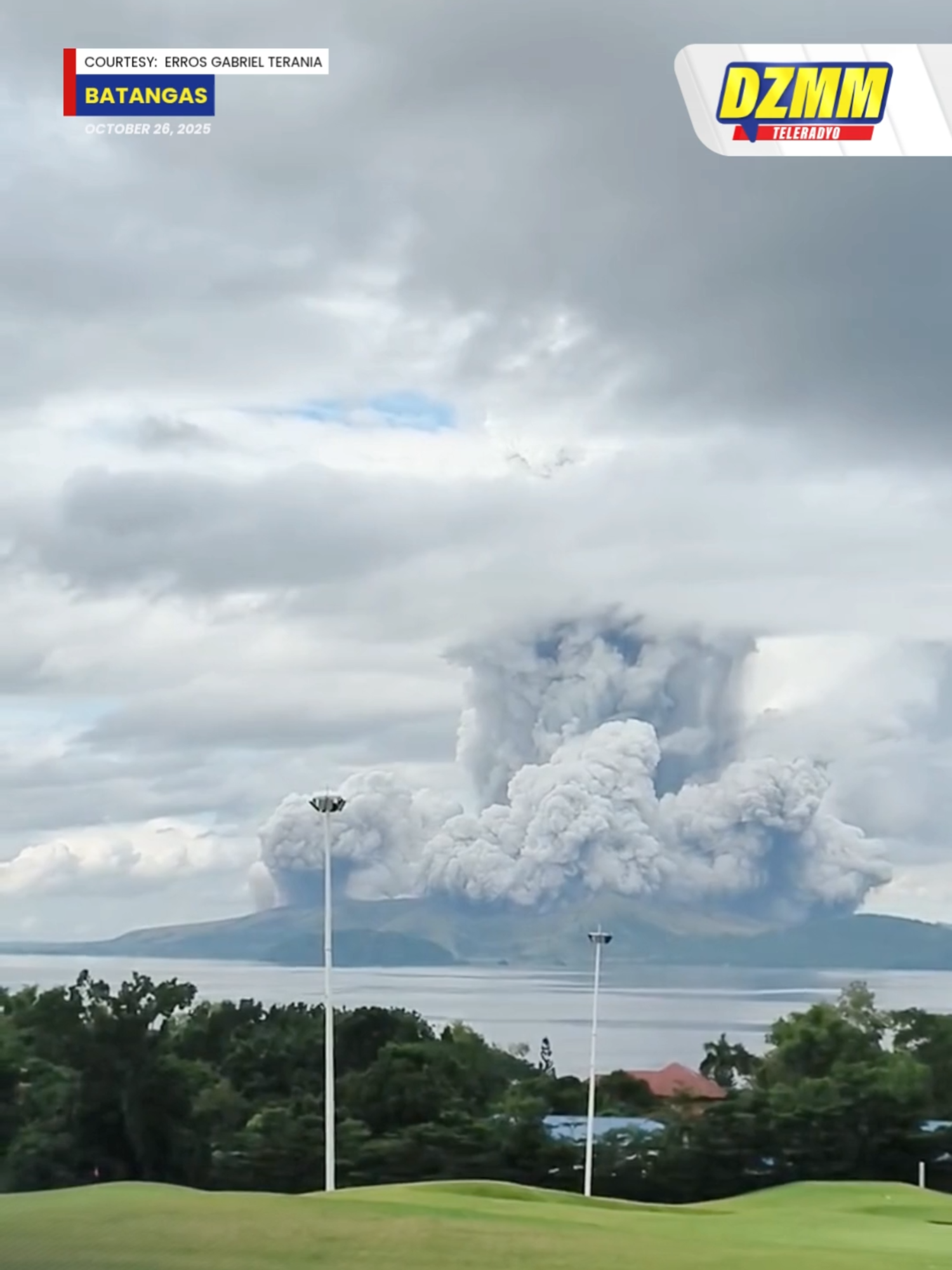 Muling pumutok ang bulkang #Taal kasunod ng isang phreatomagmatic eruption bandang 8:20 AM ngayong Linggo, Oktubre 26, 2025. Courtesy: Erros Gabriel Terania Maging una sa balita at public service, follow na sa DZMM Teleradyo TikTok account. #DZMM #DZMMTeleradyo #dzmmteleradyo #taalvolcano