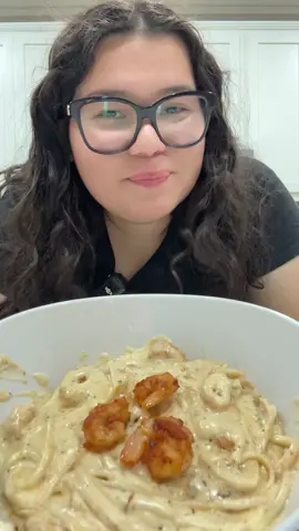 Make Shrimp Alfredo With Me 🍤💛 #dinner #shrimpalfredo #fettuccinealfredo #cookwithme #yummy 