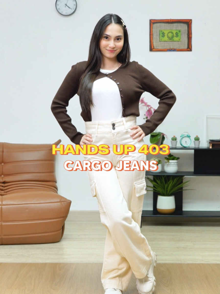 Weekend ini ditemenin outfit Hands Up 403 ✨ Tinggal kamu mix sama cardigan andalan, auto jadi look paling chill 😍 #JINISO #jinisoemangkeren #JINISO7th #Gen7JINISO #SevenYearsStrong