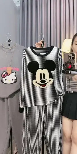 Diện Set Bộ Nữ thêu Mickey xinh xắn, chất liệu thun mềm mại, co giãn tốt. Mặc thoải mái, lên dáng cực xinh!