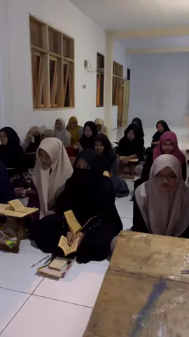 Pembiasaan “Lalaran ALFIYYAH” sebelum Pengajian (kelas Tsanawi) dimulai 📚🤲 . .  #AlfiyyahIbnuMalik #nahwusharaf #pesantrenalat #miftahulkhoirbabakankadu #santri 