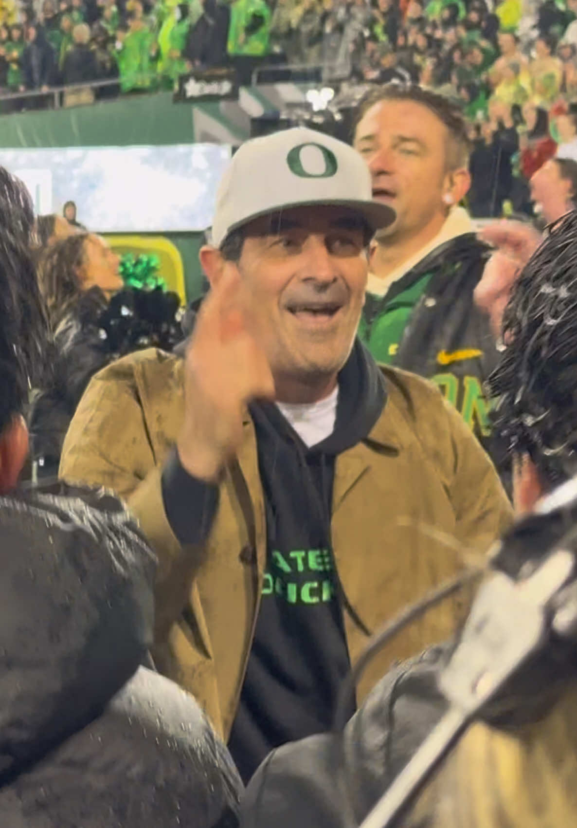 Ty Burrel at Autzen Stadium shouting in the rain! #goducks #oregonducks #tyburrel #phildunphy #CollegeFootball 