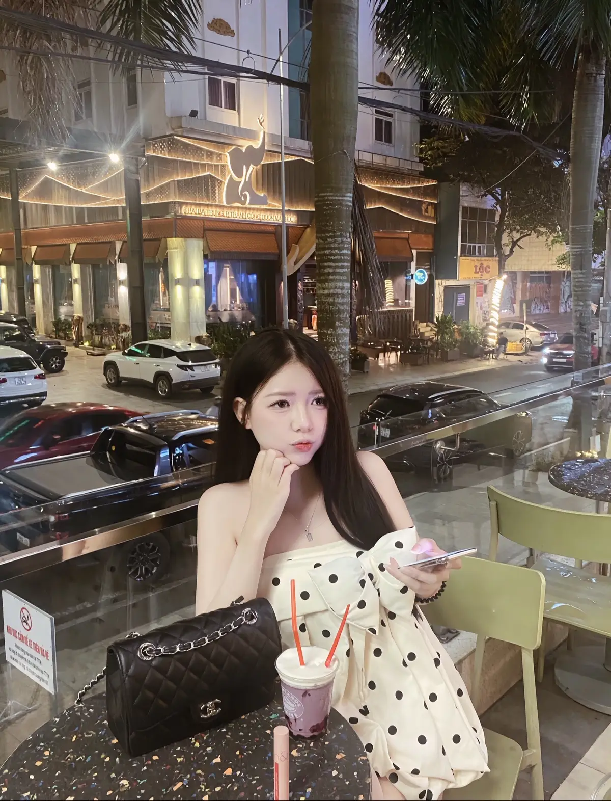 Anh ở cạnh con khác!