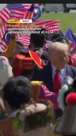 26 OKT 25: PRESIDEN Amerika Syarikat (AS) Donald Trump dilihat menari bersama-sama penari yang menyambut ketibaannya di permaidani merah di Kompleks Bunga Raya KLIA, pagi tadi.  Perdana Menteri Anwar Ibrahim yang turut menyambut ketibaan Trump juga dilihat terhibur dengan gelagat presiden AS itu sambil bertepuk tangan dan menggerak badan mengikut tarian.  📹: Ihsan RTM  #trendingnewsmalaysia #beritaditiktok #fyp #trump #sidangkemuncakasean 
