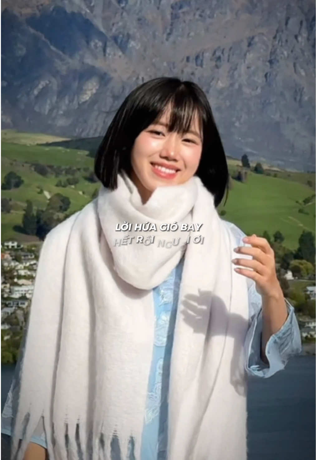 “Một cuốn sách có thể dạy bạn, một cuộc trò chuyện có thể khiến bạn yên lòng, một bài thơ có thể mê hoặc bạn, nhưng chỉ có bạn mới có thể cứu lấy chính mình.” - Anthony Anaxagorou (Hoặc là đôi khi tất cả những gì ta cần là một bài nhạc giật giật hay để cảm thấy thật yêu đờii 💃🧚‍♀️🏃‍♂️👯🎶🎊)