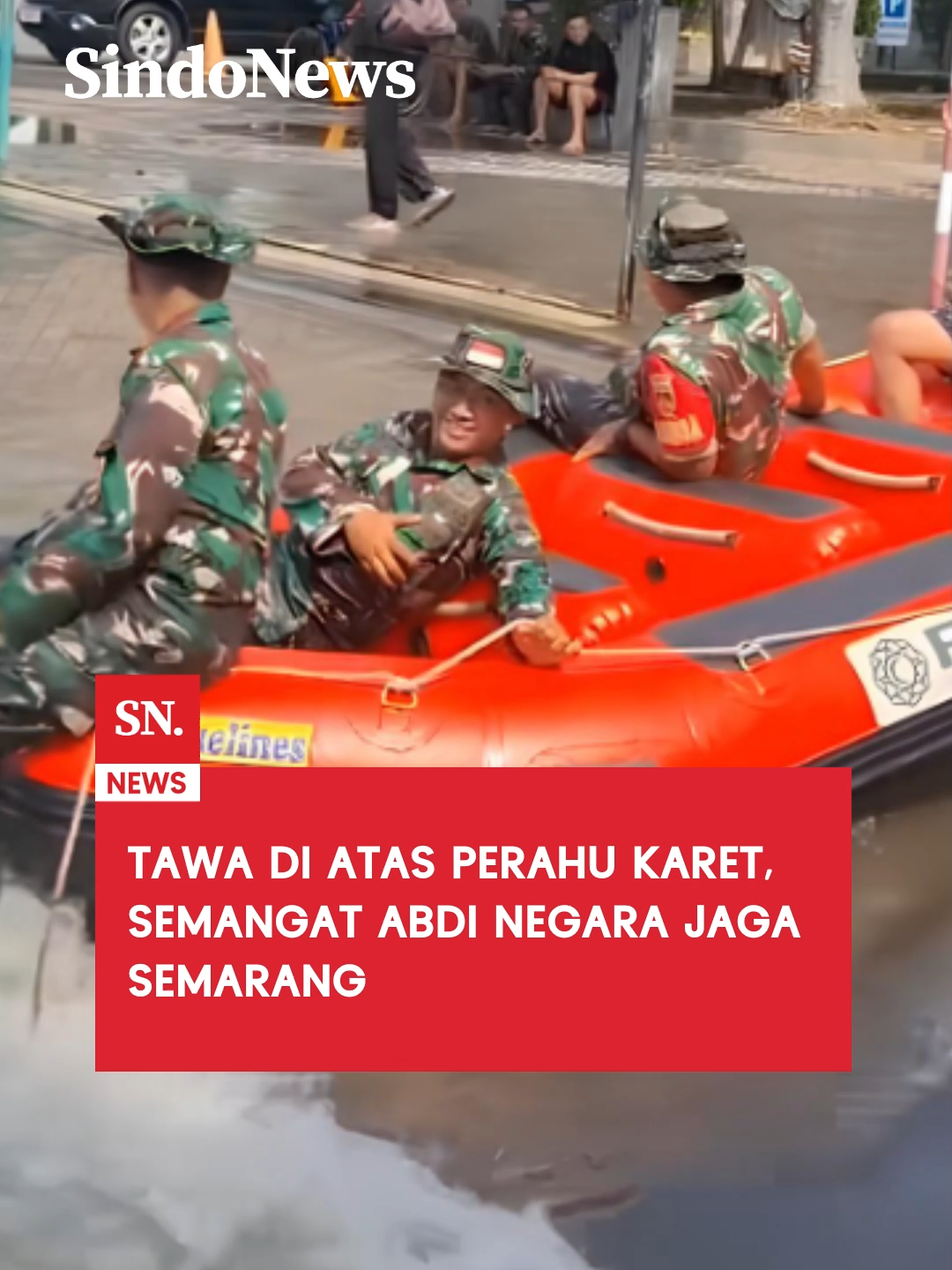 Di tengah lumpuhnya jalur Terboyo-Sultan Agung Semarang karena banjir, terlihat pemandangan yang menghangatkan hati dan penuh dedikasi. Polisi dan TNI bersinergi tanpa batas, bahu-membahu memantau dan mengatur lalu lintas.  Seorang rekan Polisi bahkan berdiri tegar di tengah arus deras, sementara tim siaga (TNI, Polisi, dan warga) memantau dari perahu karet. Momen humanis tak terduga terjadi saat truk melintas dan arus deras menyambar perahu mereka, membuat perahu bergoyang hebat hingga tali lepas, bukannya panik, mereka justru tertawa lepas. Inilah wajah nyata pengabdian. Ketika banyak orang menjauhi bahaya, mereka (Polisi dan TNI) justru mendekat, menempatkan diri di jantung bencana untuk memastikan keselamatan warga. https://daerah.sindonews.com/read/1636497/174/38180-jiwa-terdampak-banjir-di-semarang-bnpb-ungkap-pemicunya-1761347437 #SINDONews #SINDONewscom #SINDNewsbeyondheadlines #SINDONewsTV #iNewsMediaGroup #Beritaviral #BeritaTerkini #SemangatSemarang #TNI_POLRI #Sinergi #BanjirSemarang #Humanis #AbdiNegara