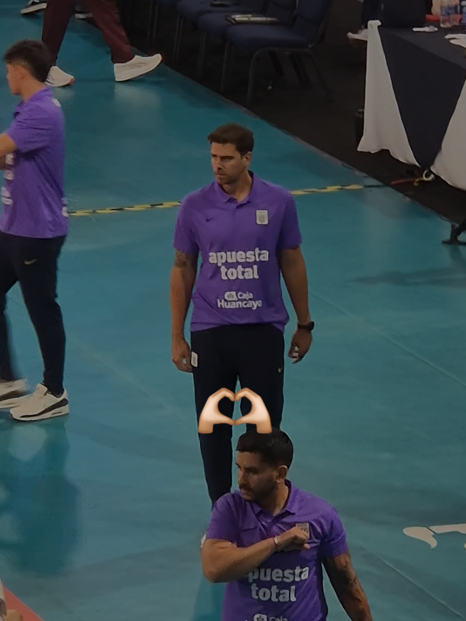 Qué bonito está. En vivo y en directo, Facundo es... 💜👌🏻🫶🏼. #alianzalima  #alianzalimavoley  #nocheblanquiazul  #facundomorando  #crush 