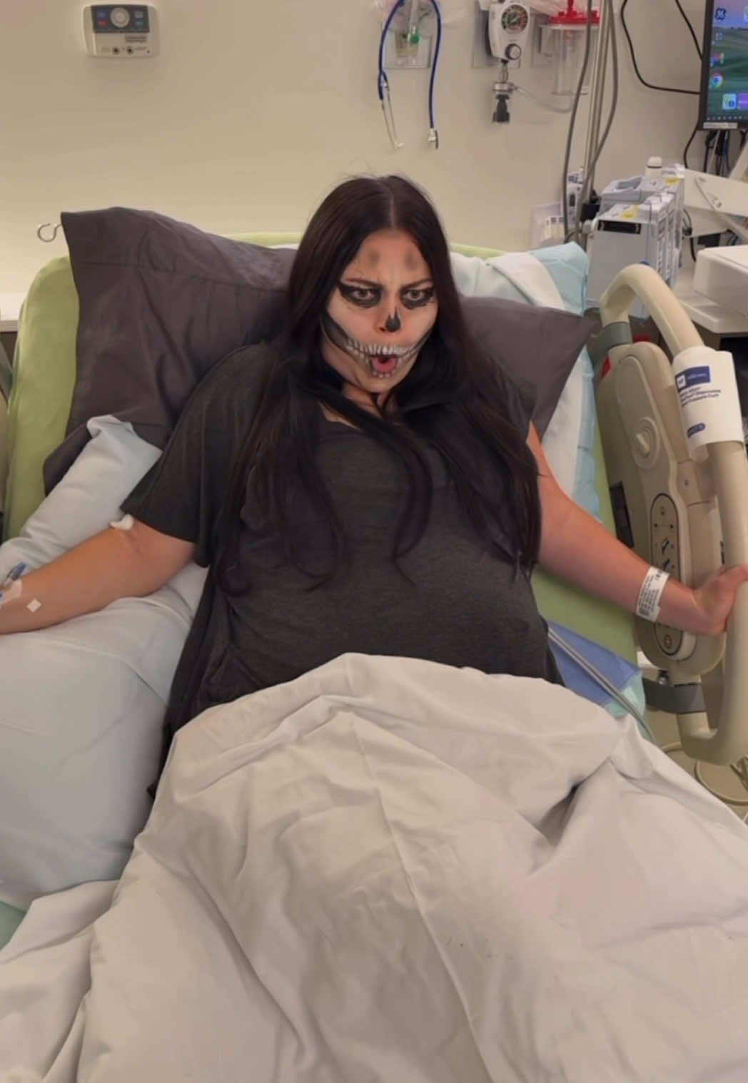 In true April Ludgate fashion I also waited until I was in active labor in the middle of the night to reinact this Parks and Rec scene 💀 happy 1 year anniversary to one of the best harebrained ideas I’ve had #halloween2025 #parksandrec #aprilludgate #halloweenbaby 