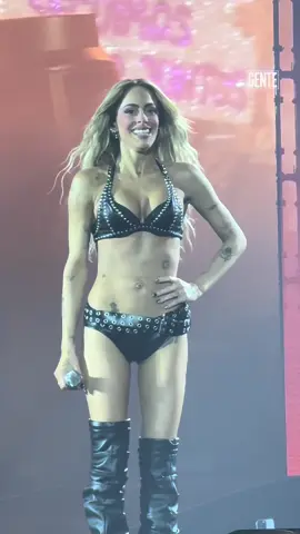 😍 LO HERMOSA QUE ESTÁ TINI 🎤 Así recibió el público a la cantante en FUTTTURA, el show más grande de su carrera. #tini #tinistoessel #futttura