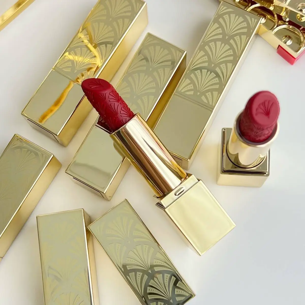 !!! พร้อมส่ง !!! ❣️พิเศษ 590.-  Estee Lauder Rouge a Levres Limited Lipstick 3.5g # Red Velvet  จำเป็นต้องดีไซน์ให้สวยขนาดนี้เลยม๊ายยยย !!  งู๊ยยยย ถูกอก ถูกใจ เป็นบ้าเลออออ🥰🥰🥰 ปลอกทอง สลักลาย น้องเป็นลิมิเตดนะคะ แยกออกมาจาก Box Set  : Full Size ค่าาา 🍒 Red Velvet    แดงจ๋าาา แดงแจ่ม ไม่จม ไม่หาย ไม่ตาย ไม่ซีด   บอกเลยว่าสีนี้ คือขับผิวขาวสุดๆ  ปาดนิดเดียว หน้าสว่างไบรท์    เนื้อนุ่ม ชุ่มชื่น ใช้ง่ายค่ะ ฟรีค่าส่ง‼️ ✅ รับประกันของแท้ 100% ✅ ใหม่ป้ายกล่องครบ