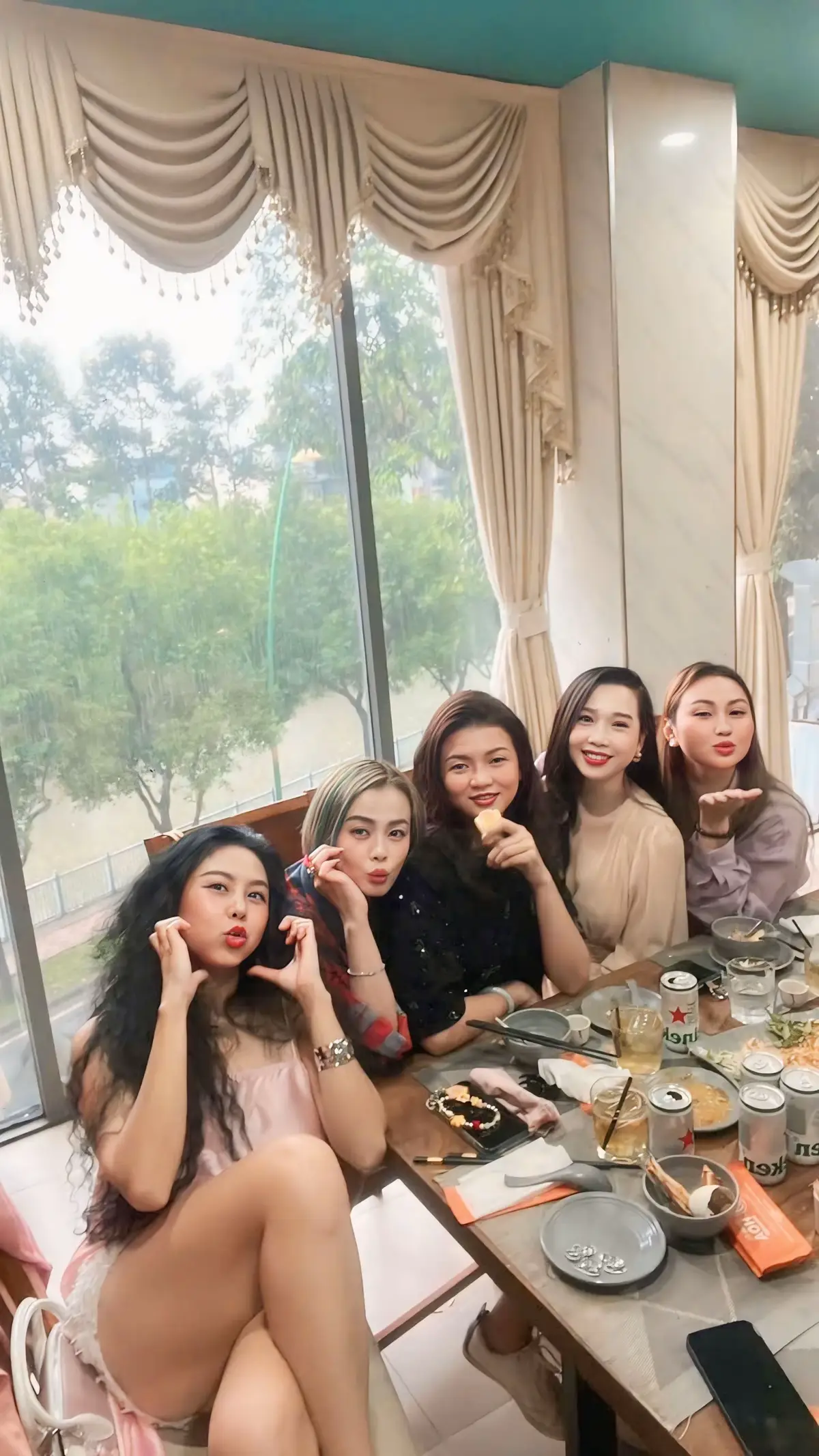 Chúc mừng sinh muộn của bạn Khanh nha  Luôn xinh đẹp luôn vui vẻ luôn lụm tiền 🎂🎂🎂