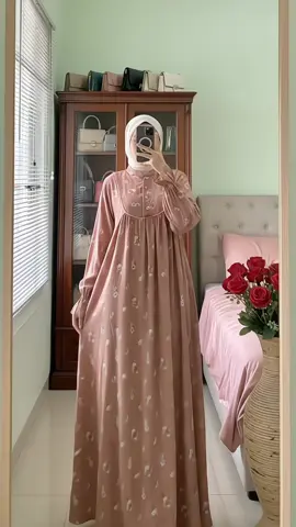 ✨ Kayla Dress by Ziya ✨ Tampil Anggun & Nyaman Setiap Hari! Gamis rayon premium yang super lembut dan adem dipakai. Modelnya elegan, cocok untuk harian, ke pengajian, atau acara santai 💕 🌸 Desain floral manis 🌸 Ada saku & kancing depan (busui friendly) 🌸 Jahitan rapi & bahan jatuh cantik #dresscantik #gamismurah #gamiskekinian #fypシ #fyp 