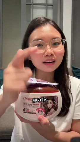 Pilihan cermat deh skrang udah jamannya pake laundry pod seperti ini karna lebih bersih dan wangi. Udah ada anti tungaunya jugaa dan aman utk kulit sensitif anak. Cuci sprei, selimut, boneka dirumah amannn 👏🏼💯 #deterjen #laundrypods #deterjencair 