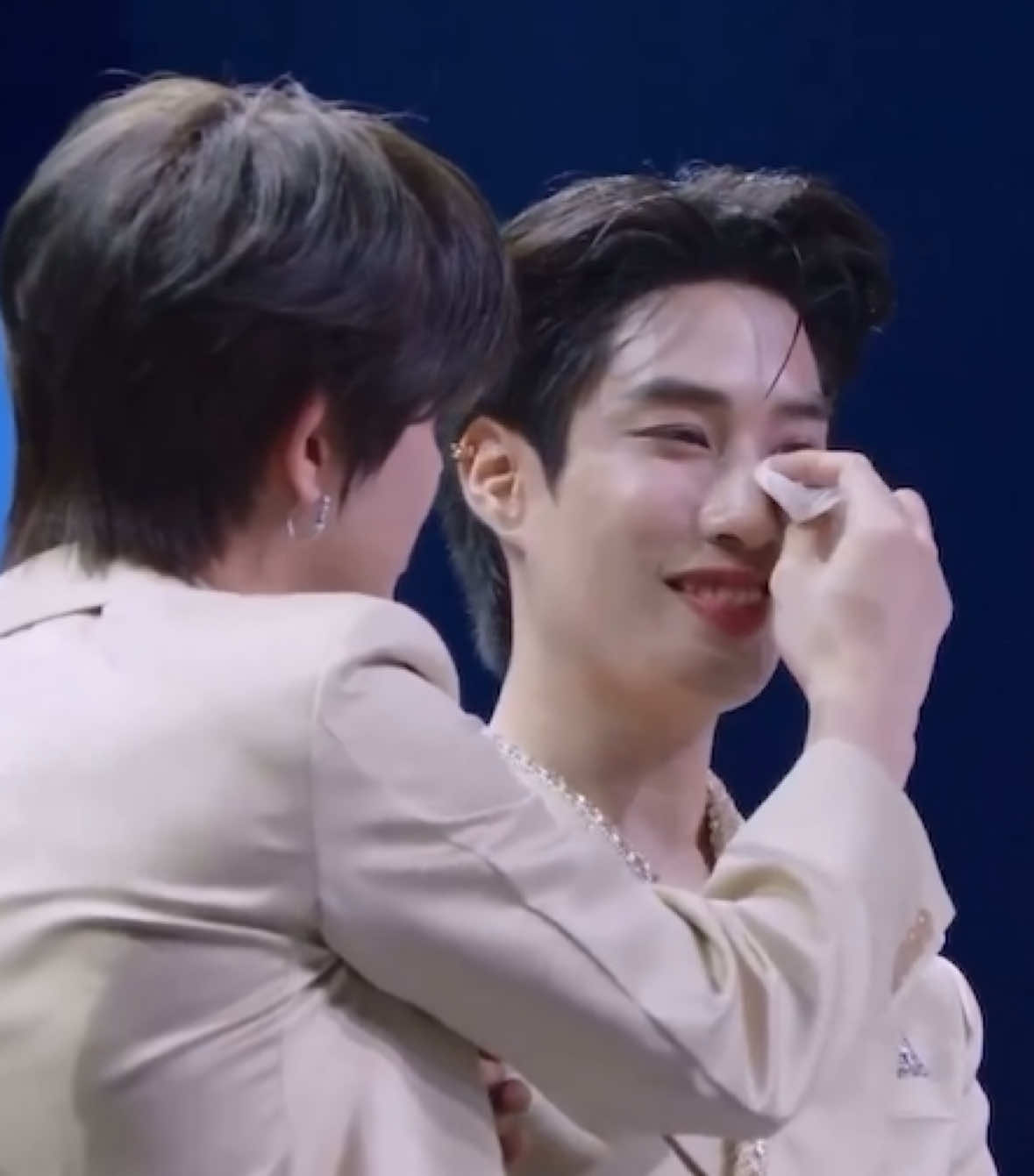 หลังขอบคุณจบพี่เติ้ลร้องไห้ เฟิร์ส : โอ้ย ตาย ตาย ตาย  แล้วซับน้ำตาให้พี่ คีพคาสุดๆ เอ็นดูพี่มากสินะ 🤣 #เขมจิราต้องรอดตอนจบ #เขมจิราต้องรอดseries #TleFirstone #เติ้ลเฟิร์สวัน #ชาญเจต @ว้อทอีฟ - What if @Firstone 