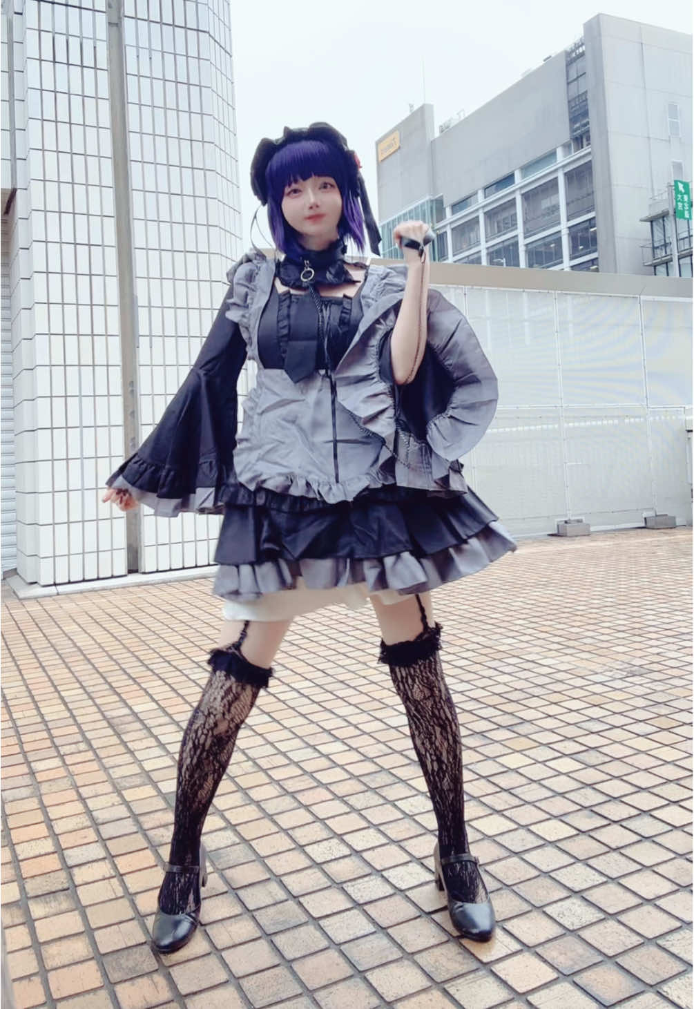 一人参戦だから隅っこの花壇使って撮れた #池ハロ2025#池袋ハロウィン#着せ替え人形は恋をするコスプレ#雫たんコスプレ #shizukucosplay 