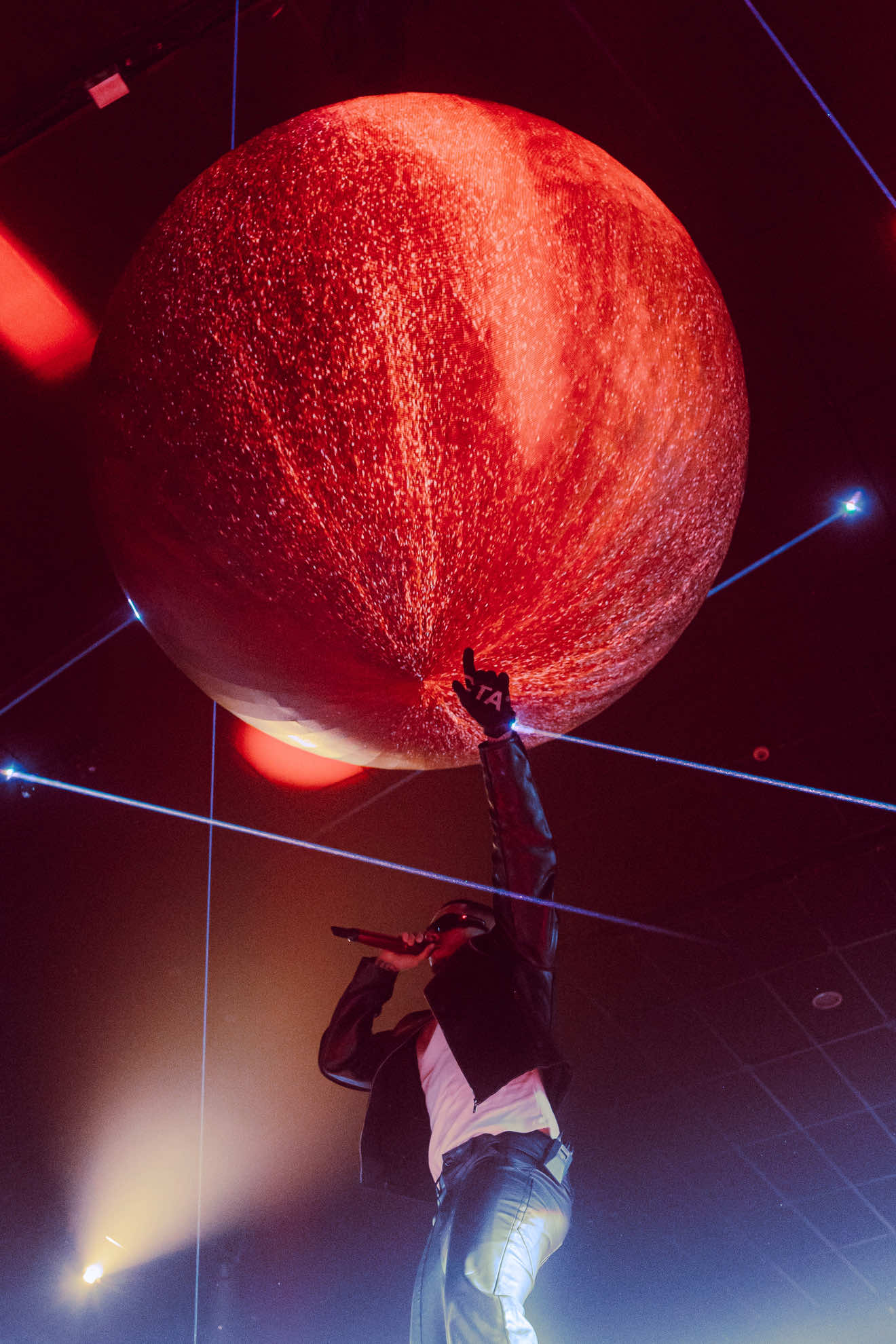 Senhoras e senhoras, isso é @Veigh, o Artista Genérico, na estreia da EVOM Tour no @Espaço Unimed, em São Paulo! 🌎 📸 Capa: Ian Rassari  #EVOMTour #EuVenciOMundoTour #Veigh