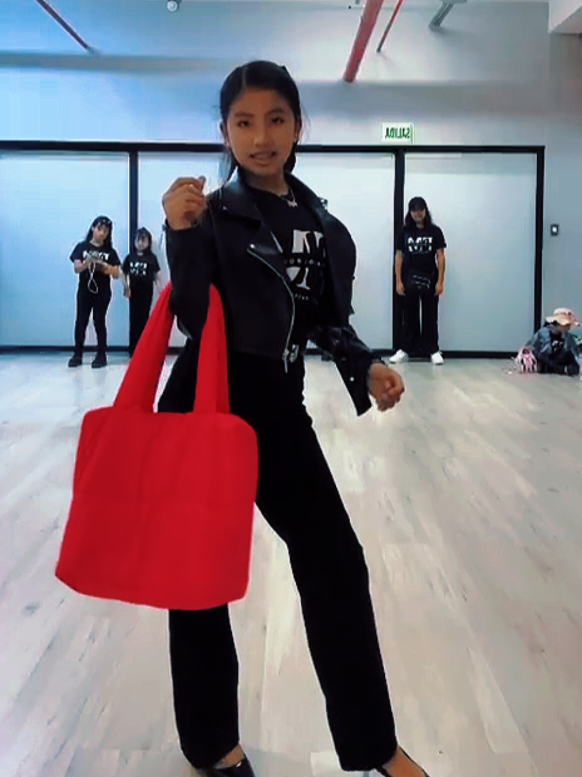 Entre pasos, poses y glamour 💄✨ Así se vive cada clase de modelaje 💃 en @Escuela Fashion Model Perú  #fashiontrend  #minimodel  #pasarela #model #valemarlo 