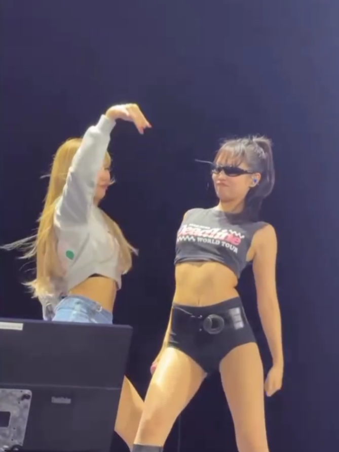 #blackpinkdeadline  #Bangkok #jennie  #lisa #jenniekim 