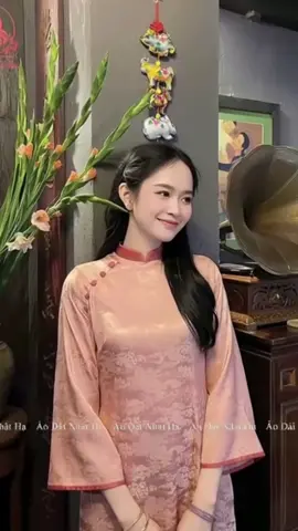 Áo dài cách tân lụa hoa đính cúc dáng suông nhẹ nhàng duyên dáng mặc Tết , đi dạy, đi lễ chùa, chụp ảnh, đi đám hỏi, đám cưới  #aodaivietnam #aodaicachtan #aodaitet2025 #aodaidep #aodai 