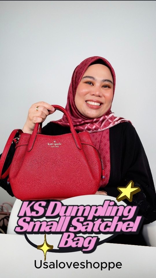 ❤️🍒 [NEW SIZE ALERT] Kate Spade Dumpling Small Satchel – Red Jam (K8135)
💰 RM800 je untuk saiz yang lebih besar & striking!

Kalau Bestie suka bentuk comel Dumpling Mini, tapi nak lebih ruang, this Small Satchel version is PERFECT! Warna Red Jam yang menyerlah + saiz lebih versatile = must-have untuk Raya Haji, event, atau kerja! 💼💃

👜 Details menarik:
✔️ Material leather lembut tapi kukuh
✔️ Warna merah gelap (Red Jam) yang sangat classy
✔️ 2 cara pakai – top handle atau crossbody
✔️ Extra ruang – muat phone besar, wallet panjang, makeup pouch
✔️ Gold hardware & stitching kemas, nampak premium sangat

🌟 Bezanya dengan Mini?
→ Small Satchel lebih besar & praktikal untuk daily carry.
→ Masih nampak feminin & sleek, tapi tak terlalu kecil.

📍 Style code: K8135 