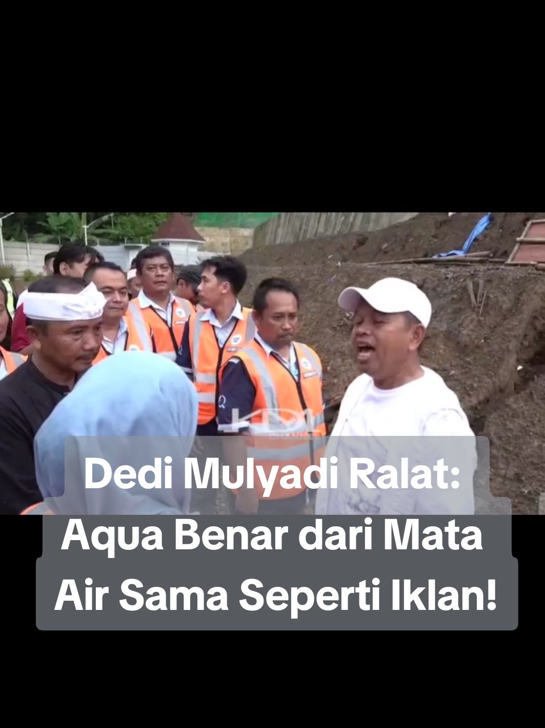 Usai membuat heboh, menyangka air #Aqua dari sumur bor, #DediMulyadi kembali lagi ke pabrik Aqua untuk melihat langsung sumber air dari merek air mineral tersebut. Setelah melihat langsung sumber air pertamanya, Dedi Mulyadi pun meralat dan yakin jika Aqua benar-benar berasal dari #mataair #pegunungan seperti yang diklaim di iklan! Lucunya, dia sempat gemas pada salah seorang karyawati Aqua yang justru menimbulkan miss leading!