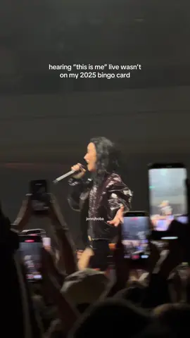the way she walked down the catwalk just like in the movie??? 😩😩😩😭😭 #demilovato #onenightonly #hollywoodpalladium #losangeles #camprock 