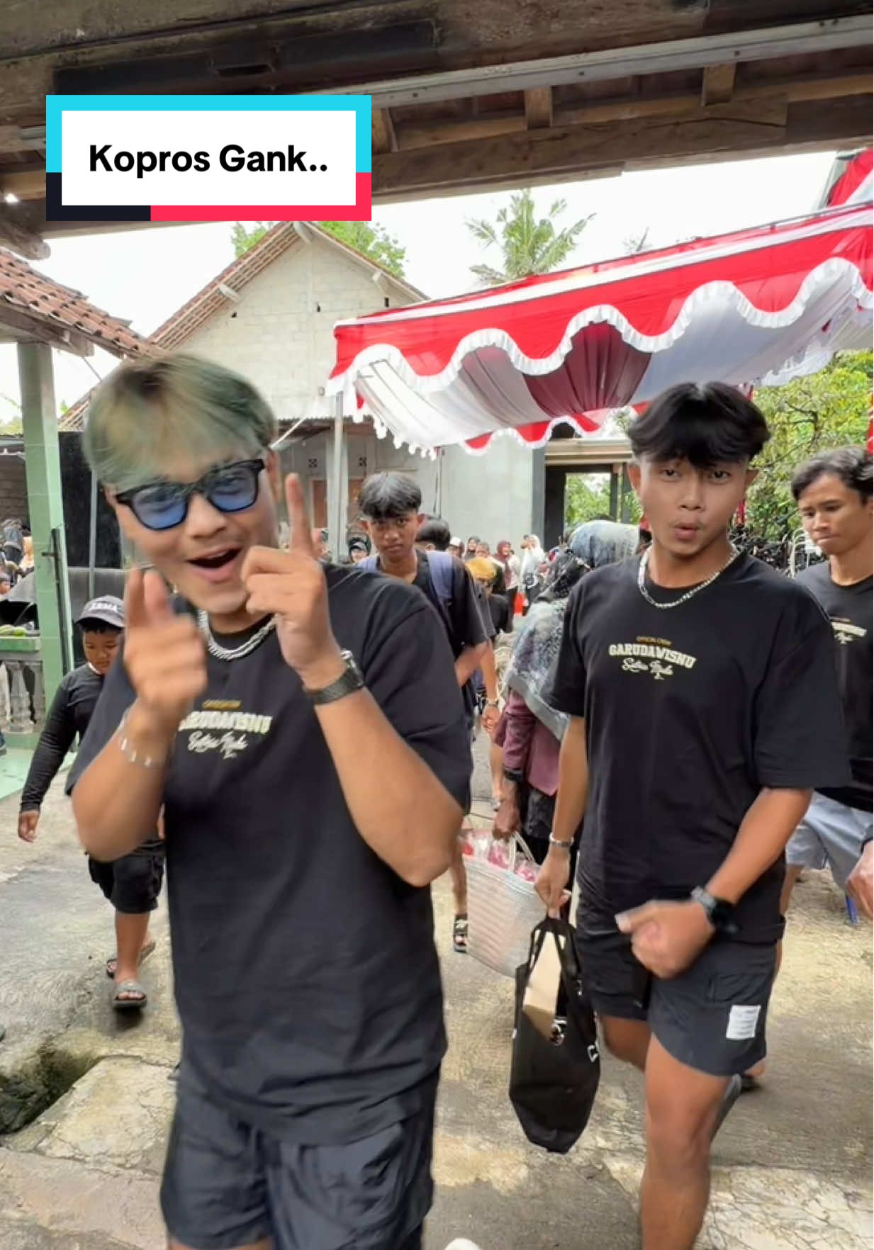 Sering dibilang “kopros” 😆 Istilah baru yang lagi trend di jaman sekarang untuk mengejek fisik seseorang. Sering digunakan untuk menyerang suatu perseorangan/ kelompok ketika tidak ada hal bermutu lagi yang bisa disampaikan.