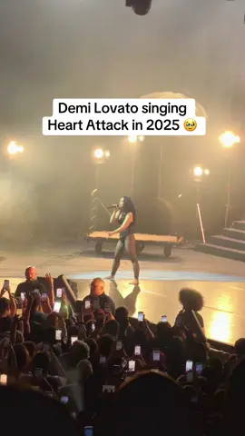 HER VOCALS 👀 Demi Lovato sang Heart Attack at her concert in LA tonight! 🎤 thank you @Live Nation Concerts for bringing me 🖤 #demilovato 