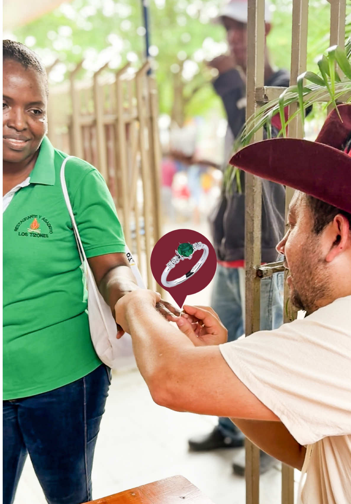 Regalando anillo con esmeralda a mesera en Arjona bolivar 💍 #anillo #esmeralda #arjona #bolivar #jorgelozanodelcampo 