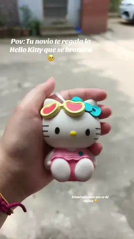 🐱💗 ¡Tendencia total! Esta Kitty cambia de color con el sol 🌞 ¡Pide la tuya por DM o al ‪+51 922 536 610‬! #HelloKitty #LlaveroTierno #TikTokFinds #cuteaccessories #kawaiistyle 